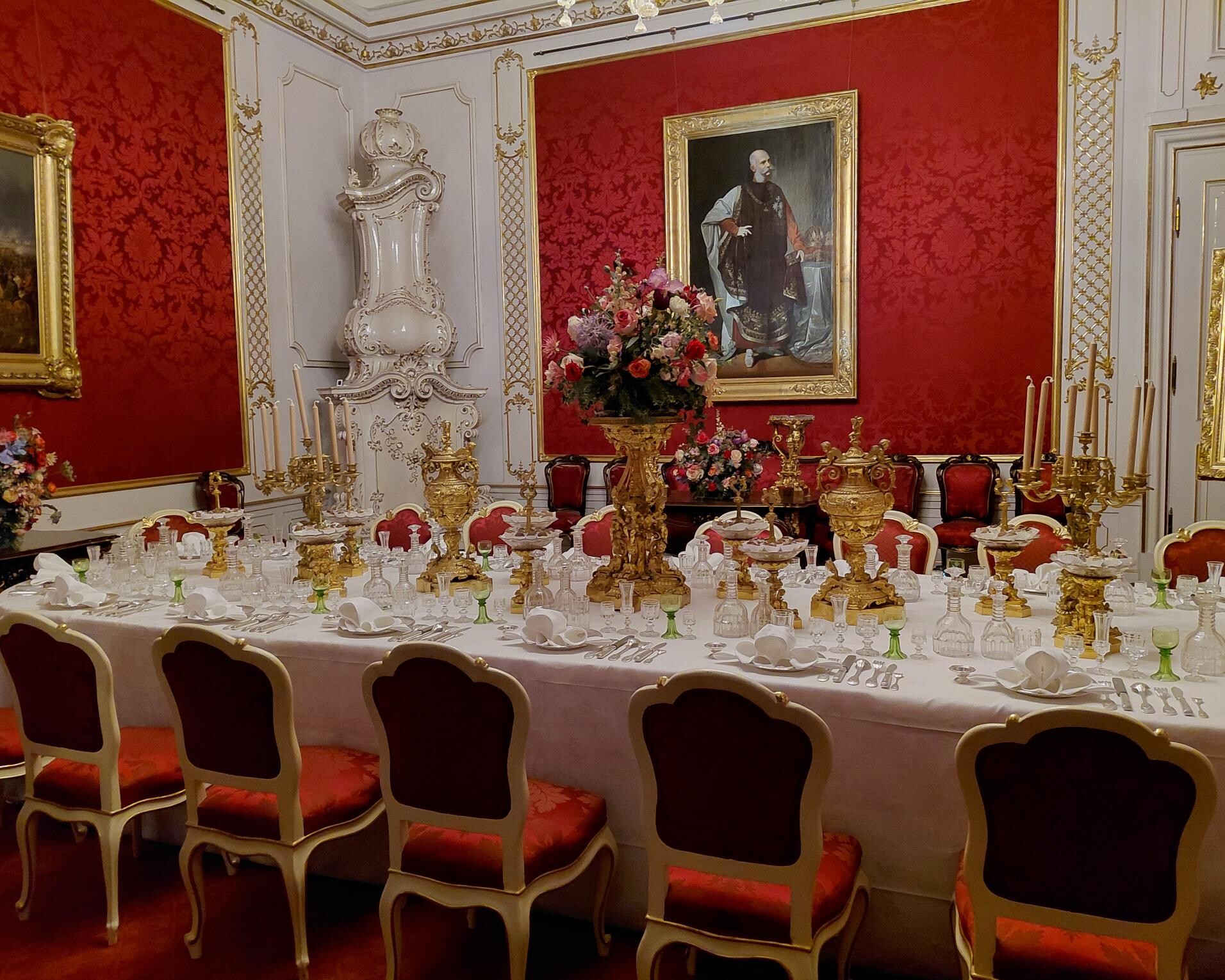 Gedeckter Speisetisch mit 14 Stühlen in der Wiener Hofburg.