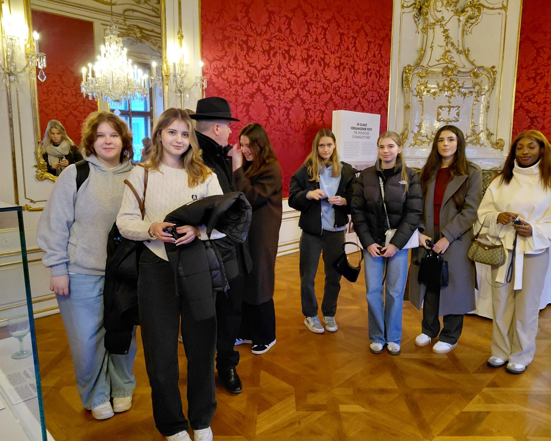 7 Schülerinnen in einem Raum der Wiener Hofburg.
