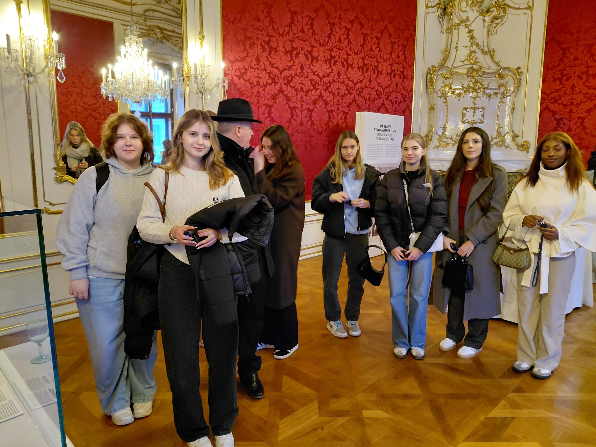 7 Schülerinnen in einem Raum der Wiener Hofburg.