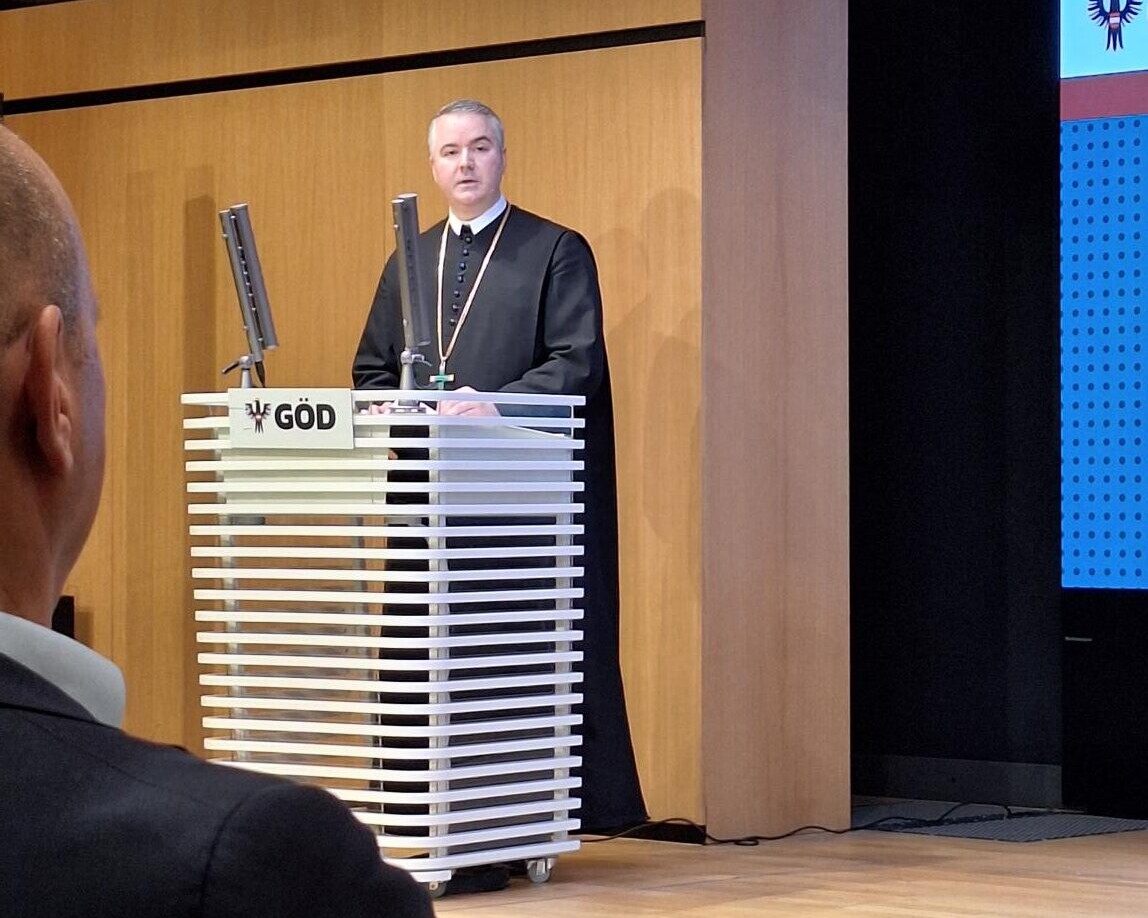 Lehrer/Abt MMMag. Patrick Maria Schöder am Rednerpult.