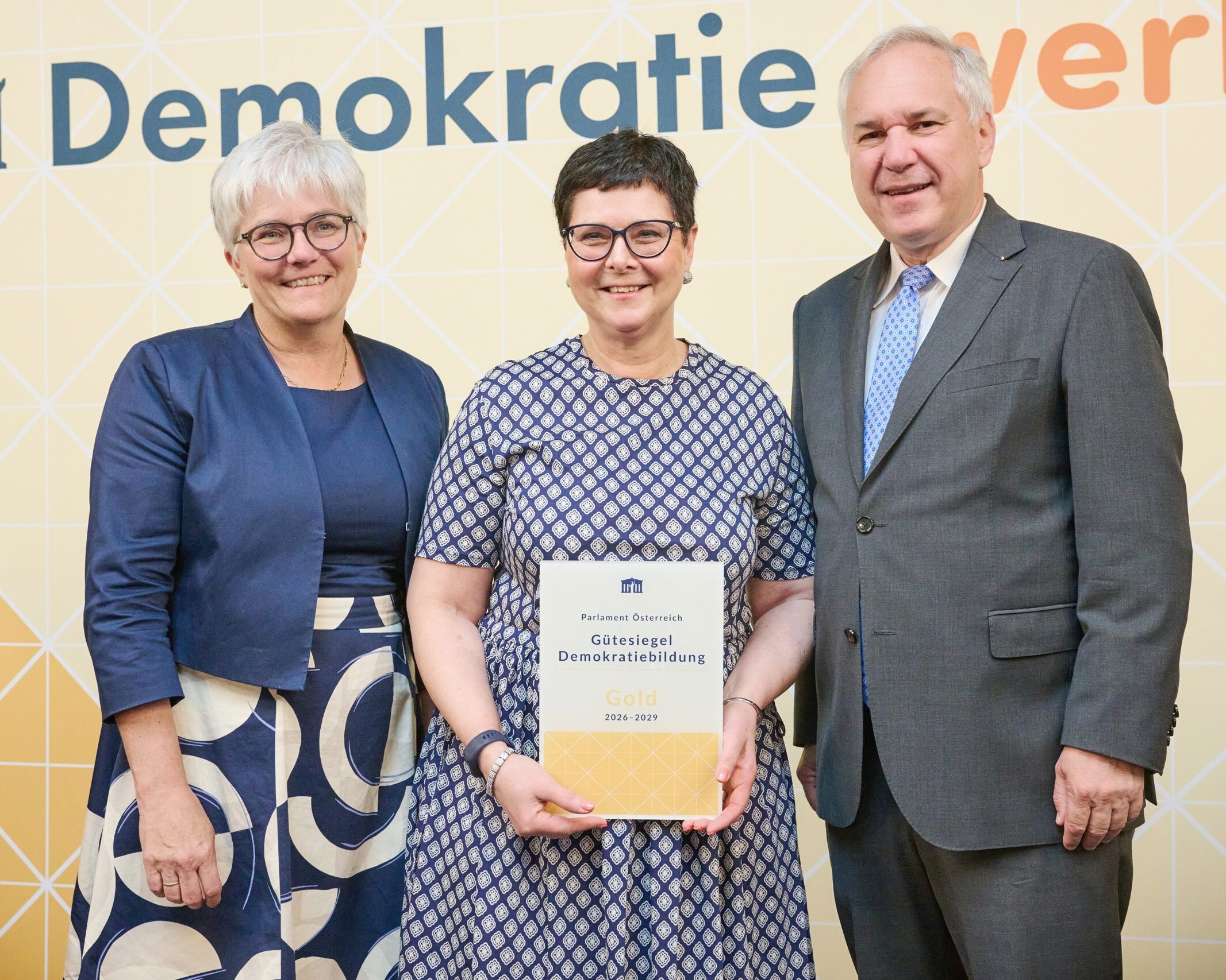 Dipl.-Päd.in Maria Grausenburger, Direktorin Mag.a Martina Geyer, Nationalratspräsident Dr. Walter Rosenkranz bei Verleihung des Gütesiegel Demokratiebildung.