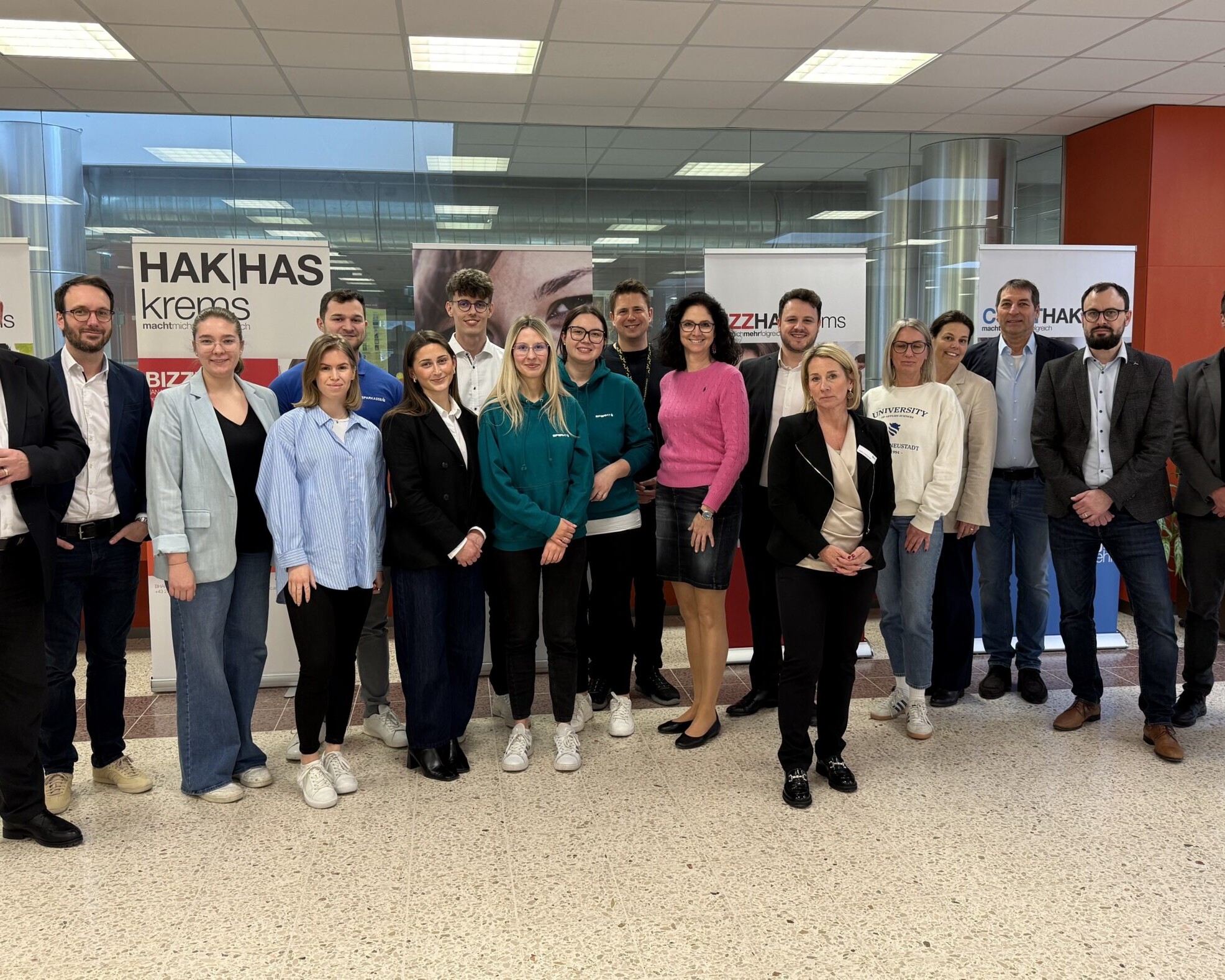 Vertreterinnen und Vertreter der teilnehmenden Institutionen und Betriebe der Bildungsmesse an der HAK|HAS Krems.