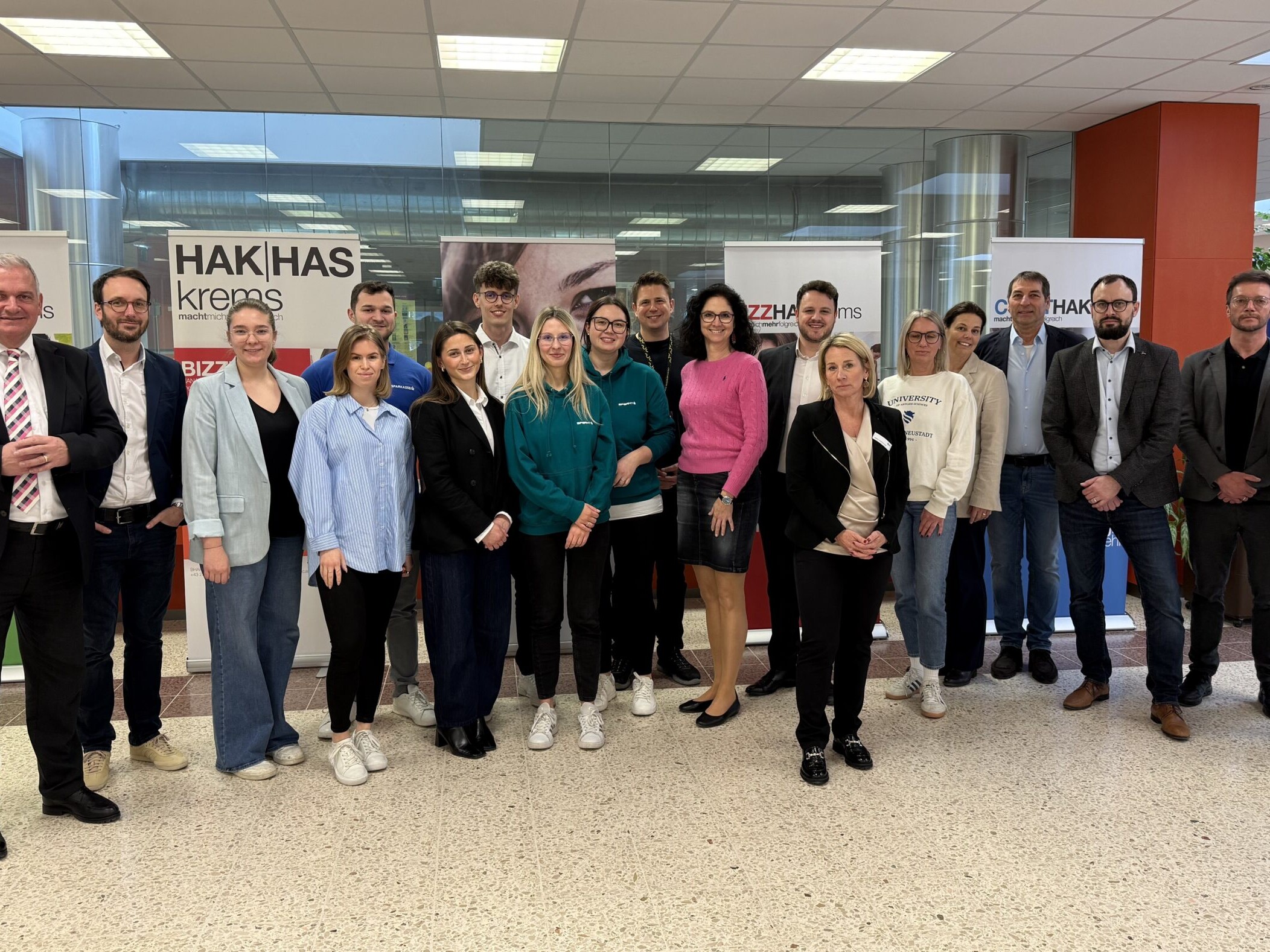 Vertreterinnen und Vertreter der teilnehmenden Institutionen und Betriebe der Bildungsmesse an der HAK|HAS Krems.
