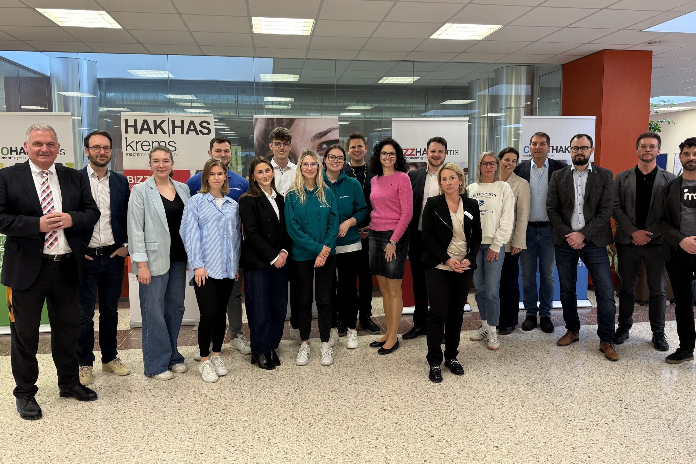 Vertreterinnen und Vertreter der teilnehmenden Institutionen und Betriebe der Bildungsmesse an der HAK|HAS Krems.