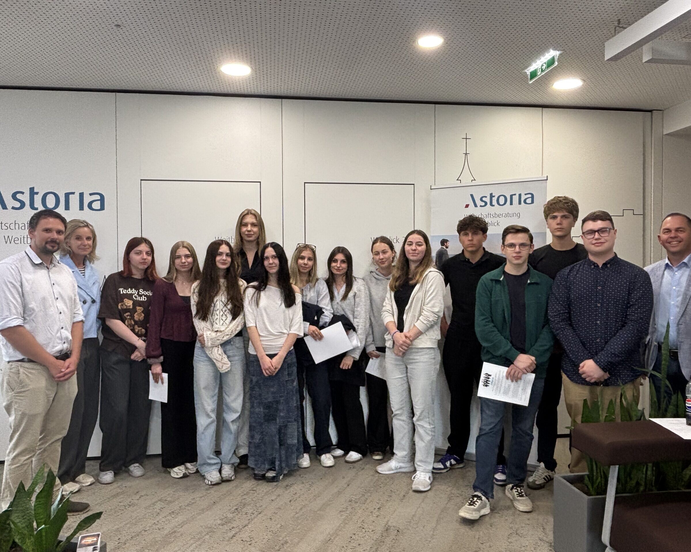 Gruppenbild mit der Übungsfirma Vinobel und TurnIT, 2 Lehrkräften und 1 Mitarbeiter der Astoria.