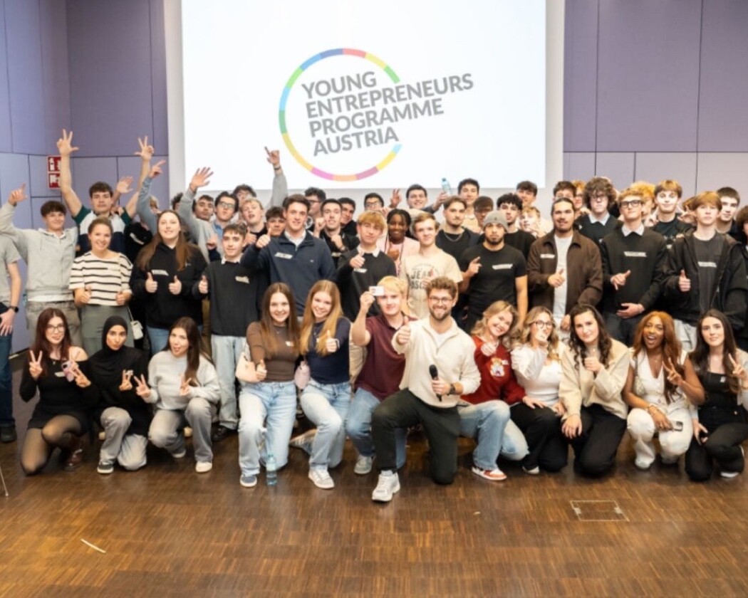 Viele Teilnehmerinnen und Teilnehmer sowie ein Coach des Young Entrepreneurs Programme Austria posieren für ein Bild.