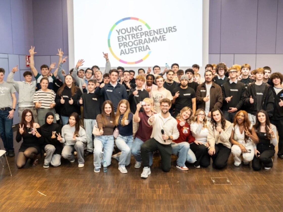 Viele Teilnehmerinnen und Teilnehmer sowie ein Coach des Young Entrepreneurs Programme Austria posieren für ein Bild.