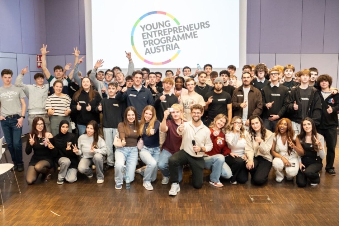 Viele Teilnehmerinnen und Teilnehmer sowie ein Coach des Young Entrepreneurs Programme Austria posieren für ein Bild.