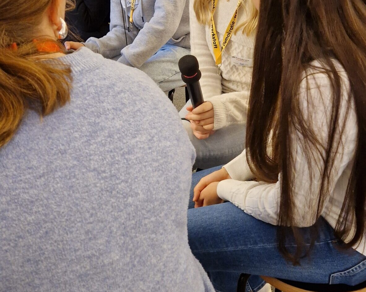 Fünf Schüle*rinnen, nicht in die Kamera sehend, bei einem Interview.