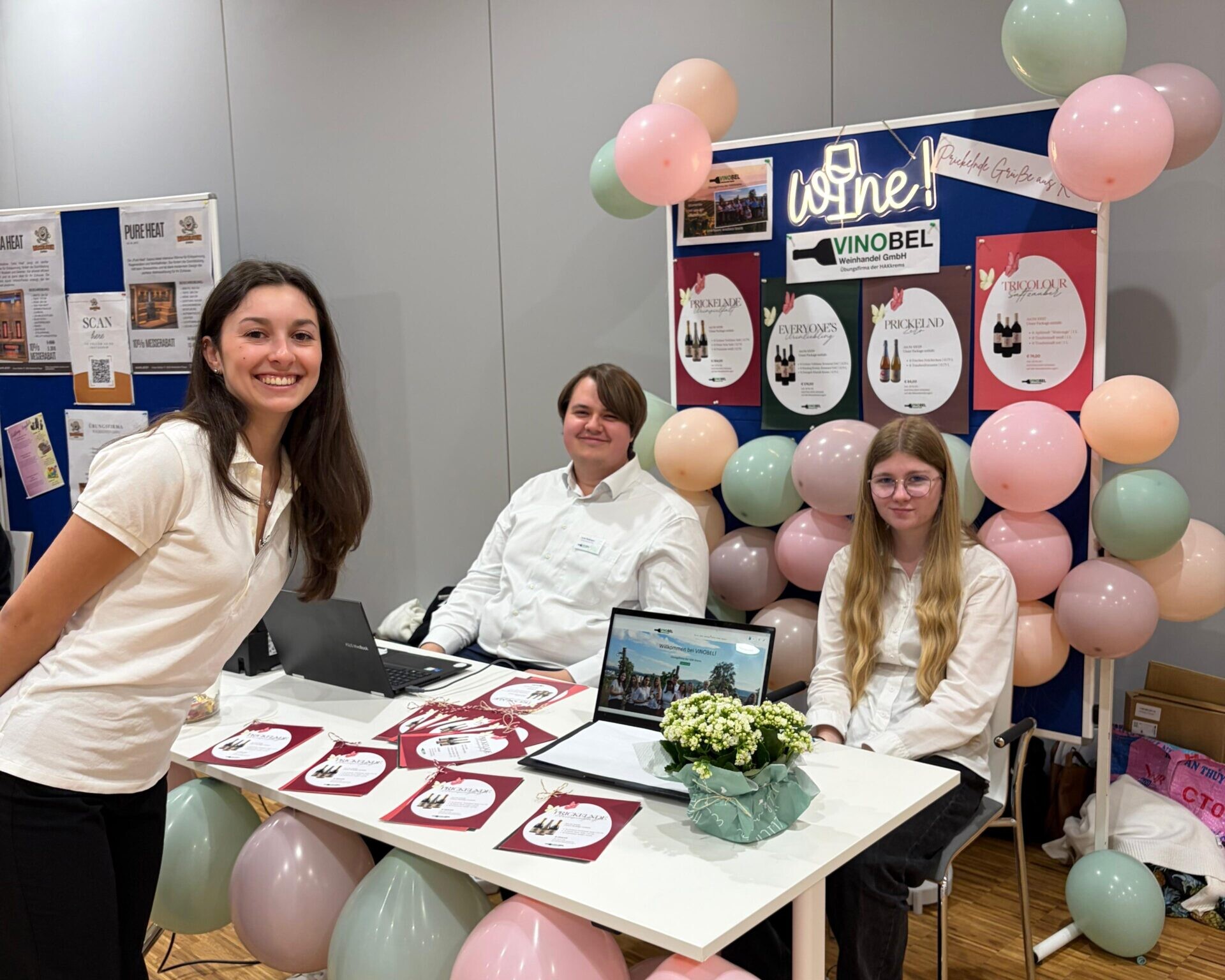 Messestand der VINOBEL Übungsfirma mit 2 Schülerinnen und einem Schüler