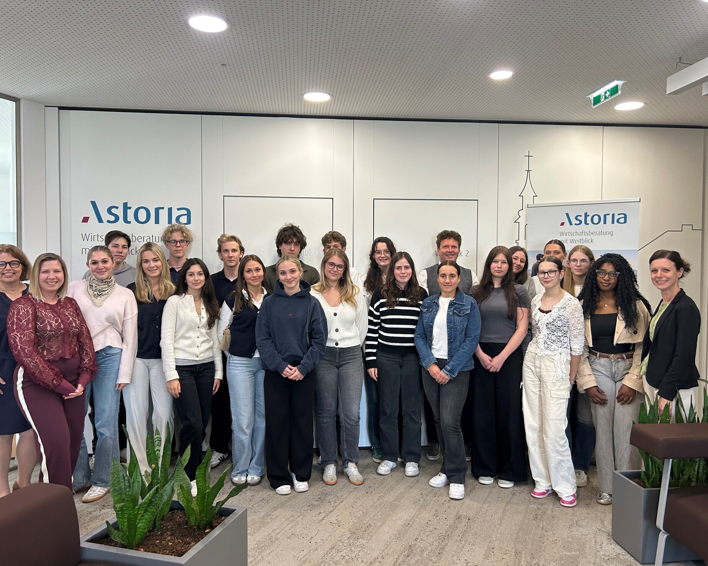 Gruppenbild mit der Übungsfirma Vinobel und TurnIT, 2 Lehrkräften und 2 Geschäftsführerinnen der Astoria.