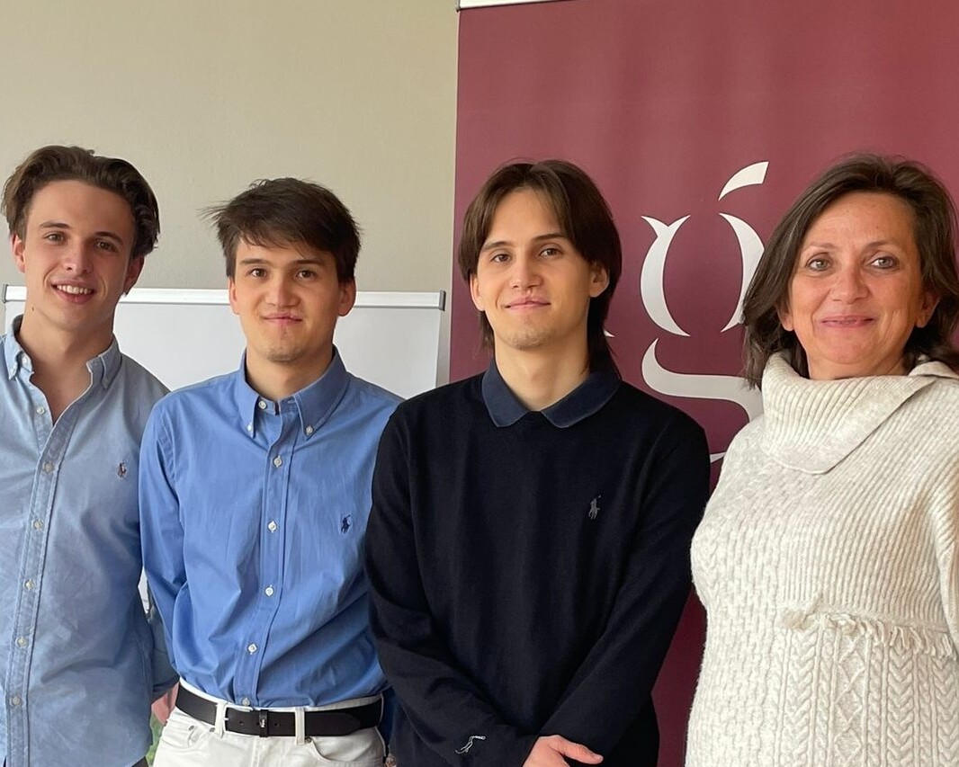 Drei Schüler gemeinsam mit Lehrerin vor Weingut Hirsch-Roll-up.