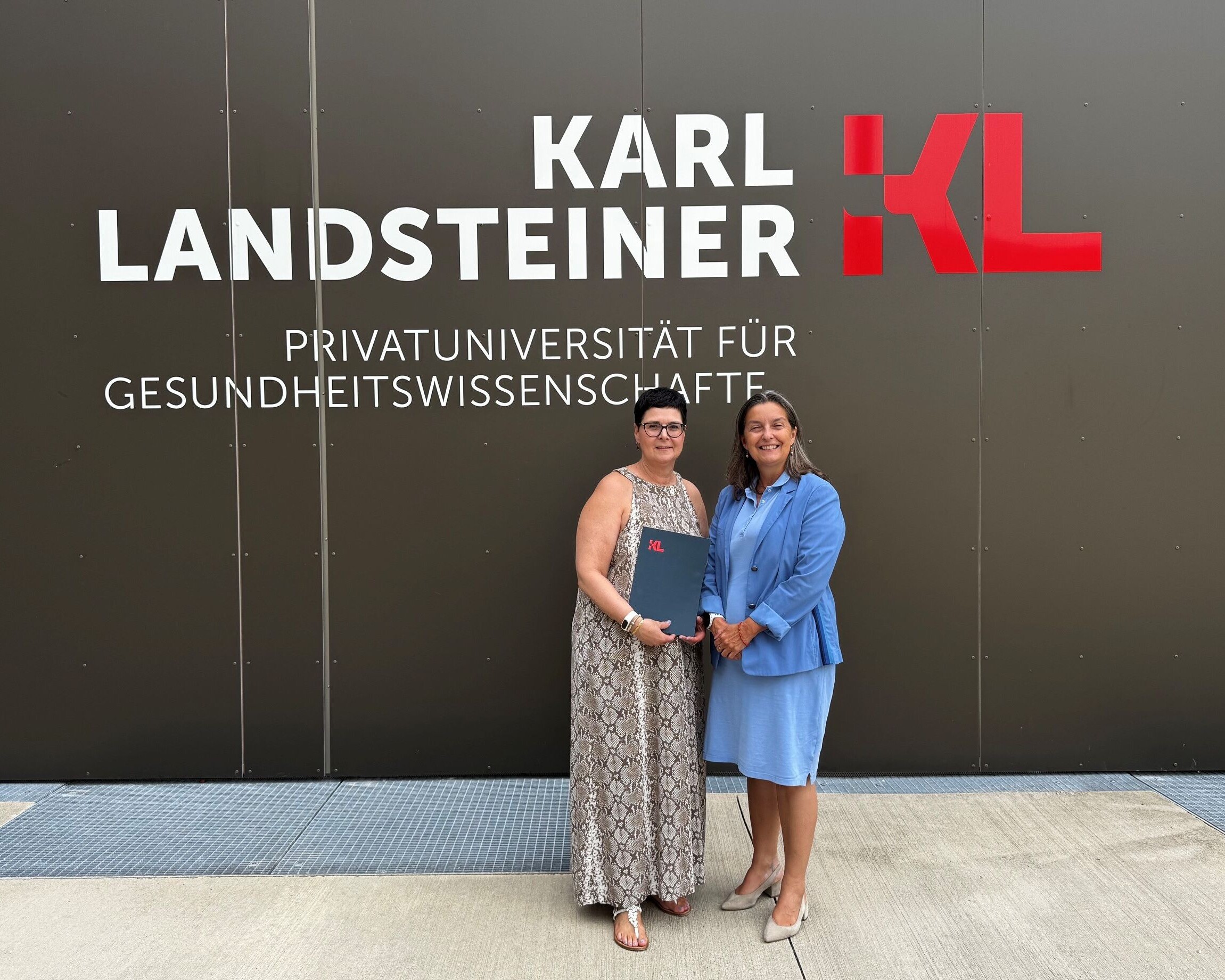 Dir. Geyer bei der Vertragsunterzeichnung