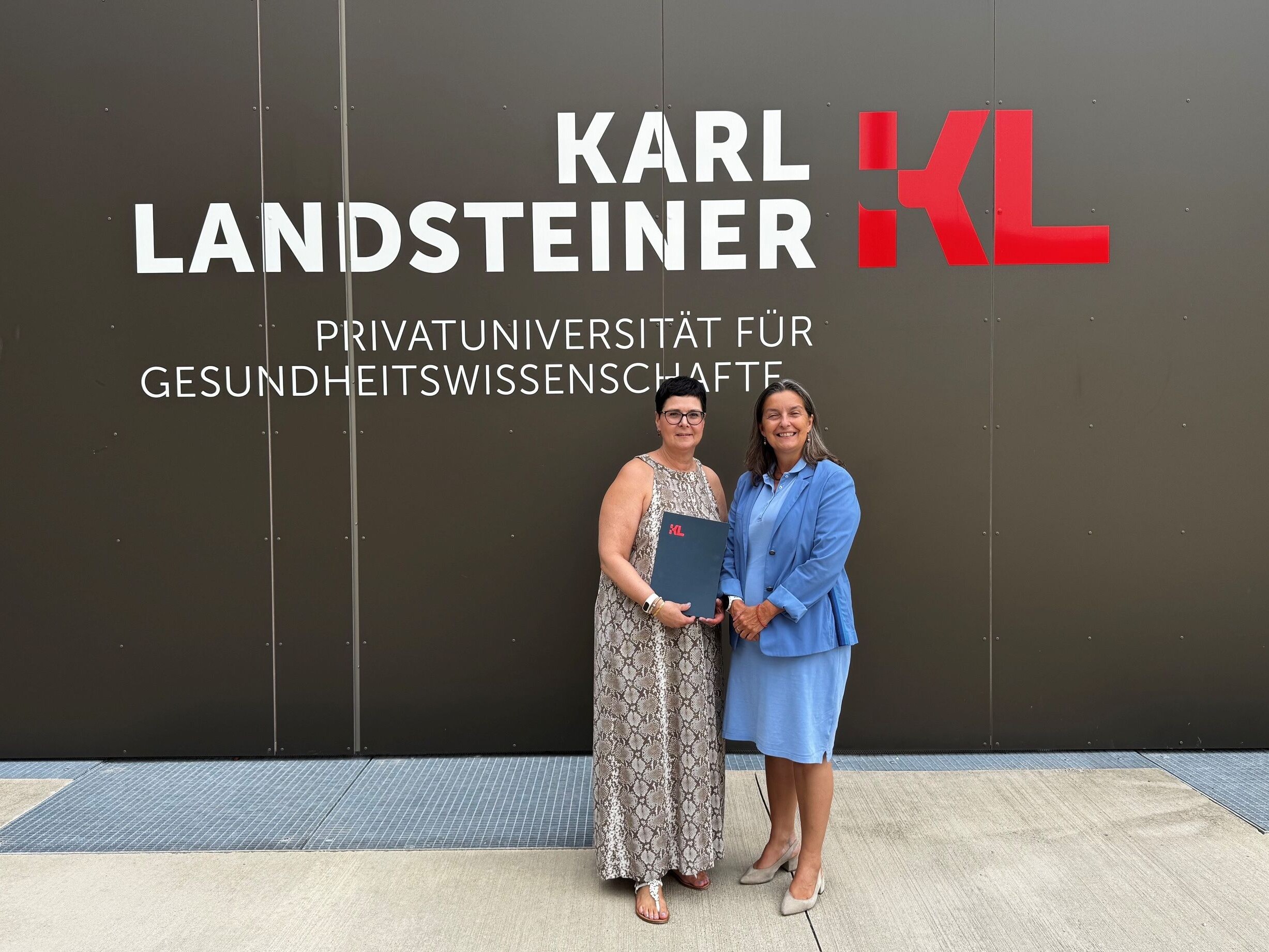 Dir. Geyer bei der Vertragsunterzeichnung