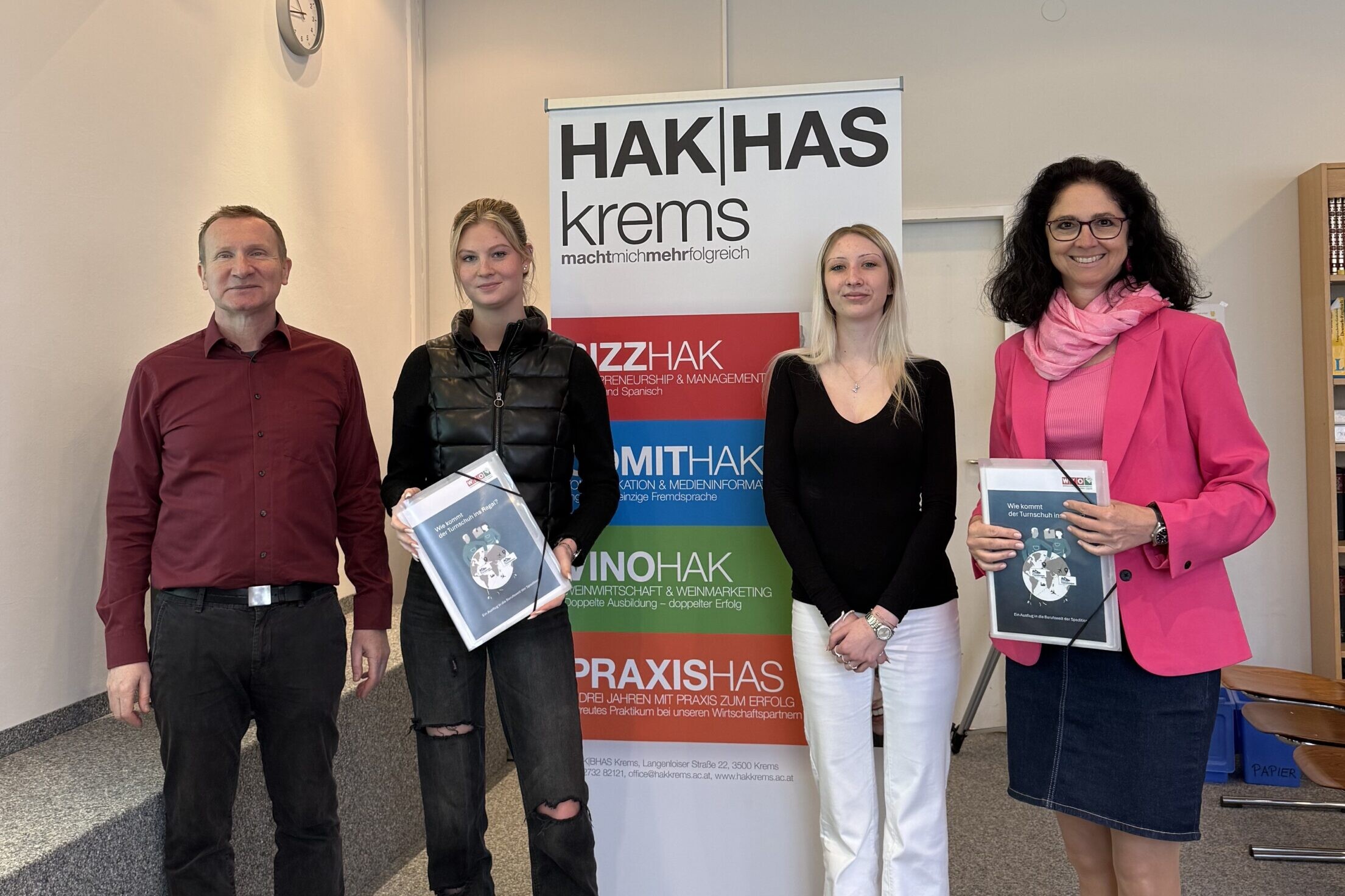 Ein WKO-Beauftragter, 2 Schülerinnen und eine Lehrerin lächeln in die Kamera.