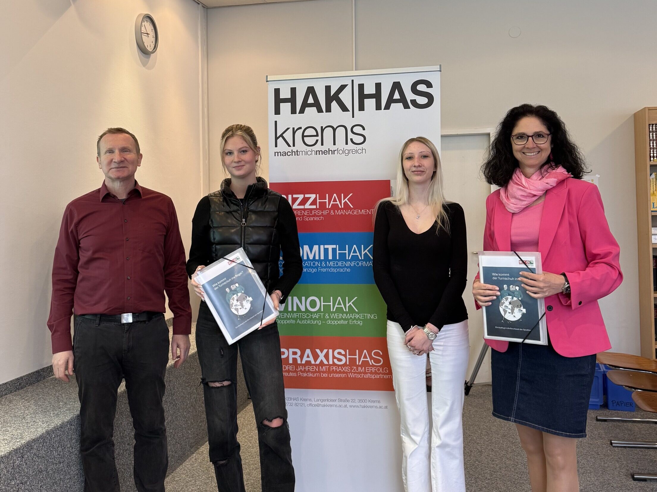 Ein WKO-Beauftragter, 2 Schülerinnen und eine Lehrerin lächeln in die Kamera.